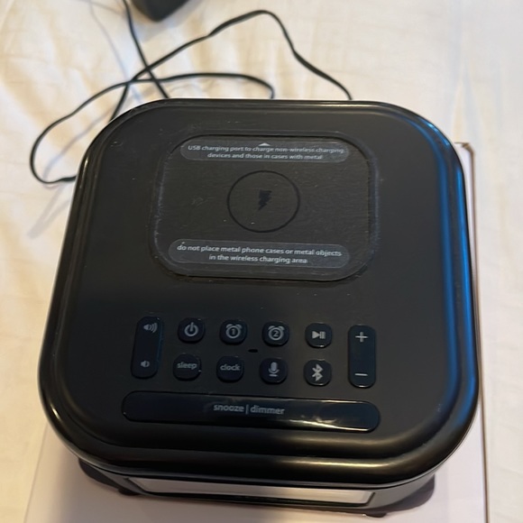 iHome stereo speaker system with Dual Alarm Clock+Dual Charging. - Picture 2 of 4